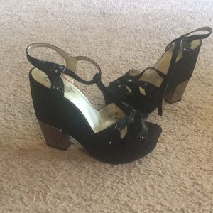 Seychelles Black and Metallic T-Strap Sandals - 9